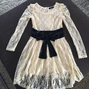 Ivory Lace Dress blk Bow