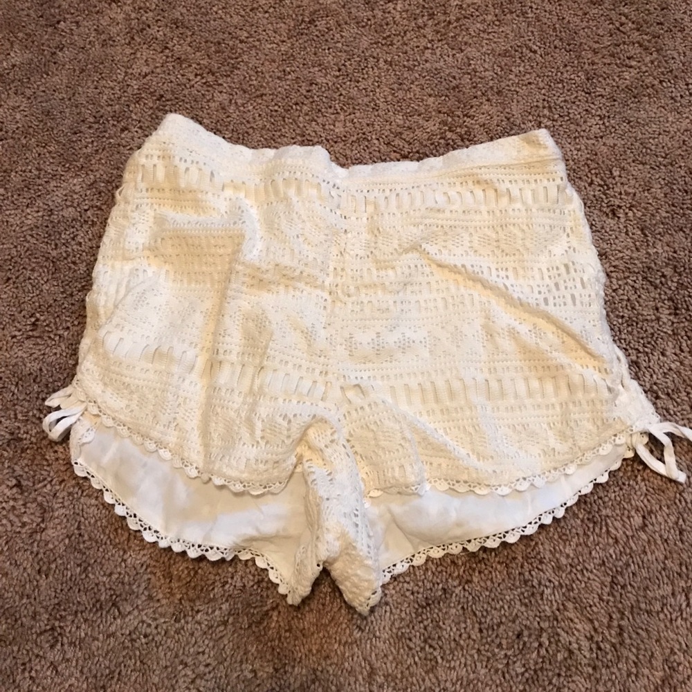 Kendall & Kylie - White Shorts MUST GO