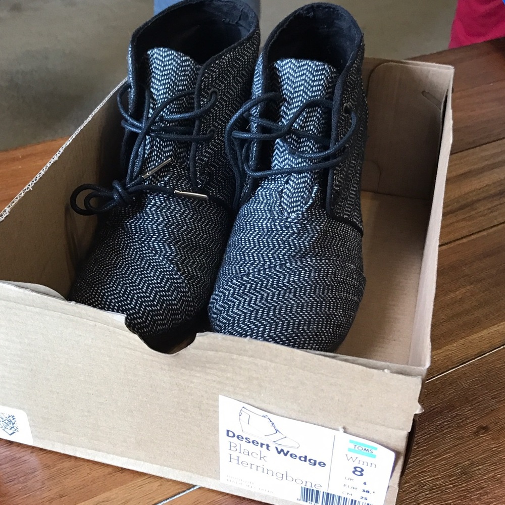 TOMS Black Herringbone Desert Wedge Brand NEW - Picture 2 of 6