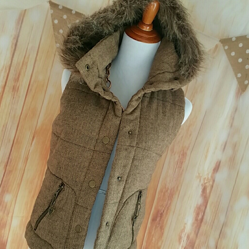 BROWN FUR TRIMED VEST. NWT. MED