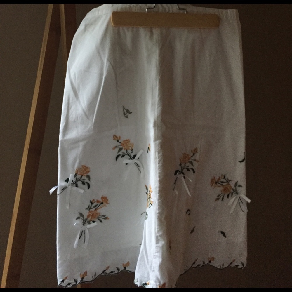 White skirt - Picture 3 of 4