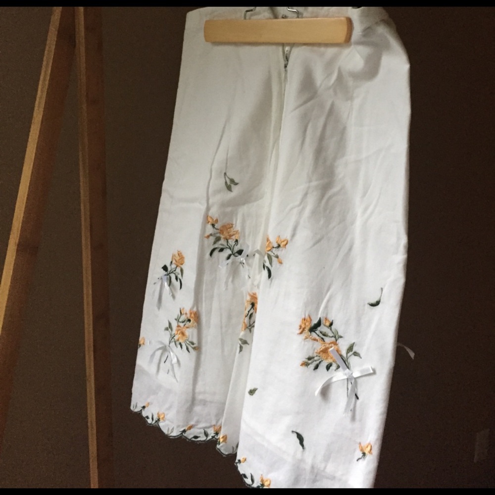 White skirt - Picture 2 of 4