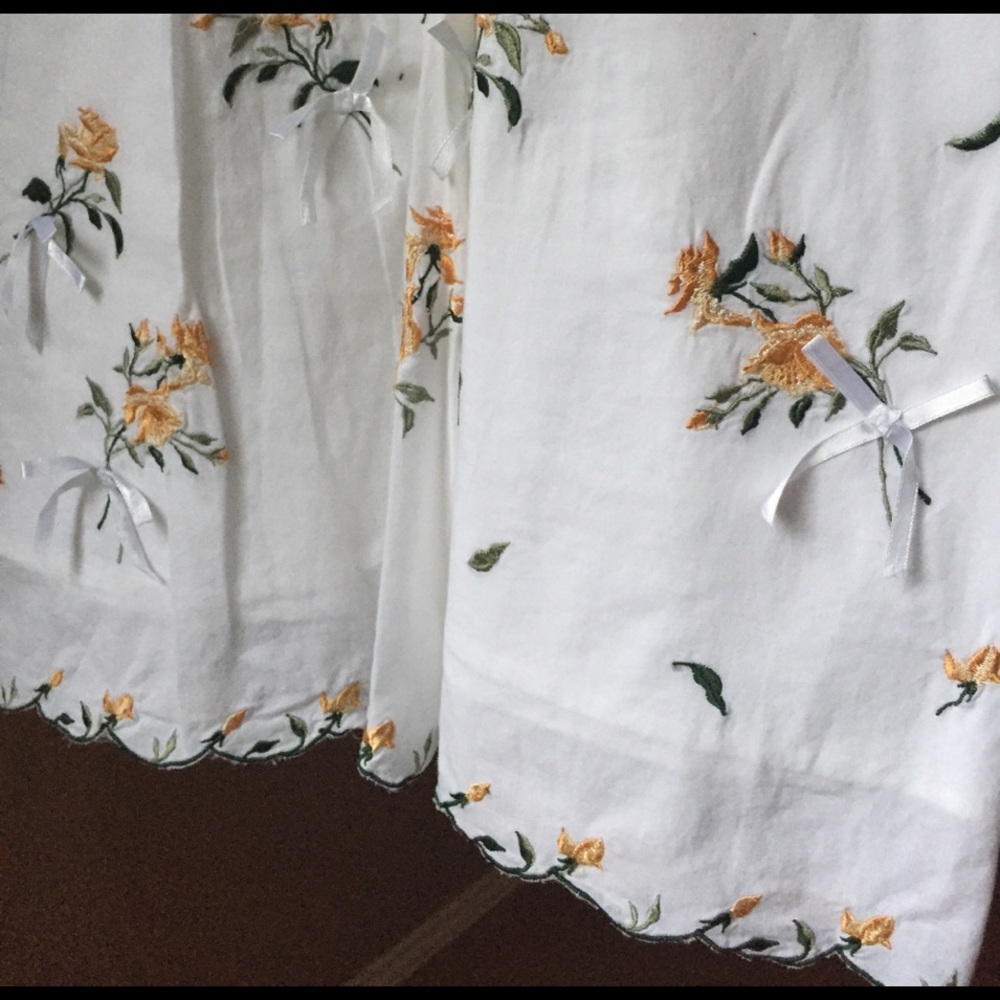 White skirt - Picture 1 of 4