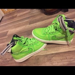 Boys Nike shoes NWOT