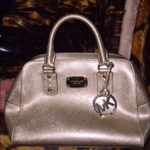 GOLD MICHAEL KORS HANDBAG