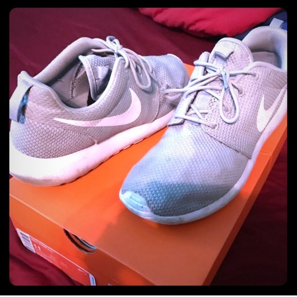Nike Other - Nike Roshe Runs shoes