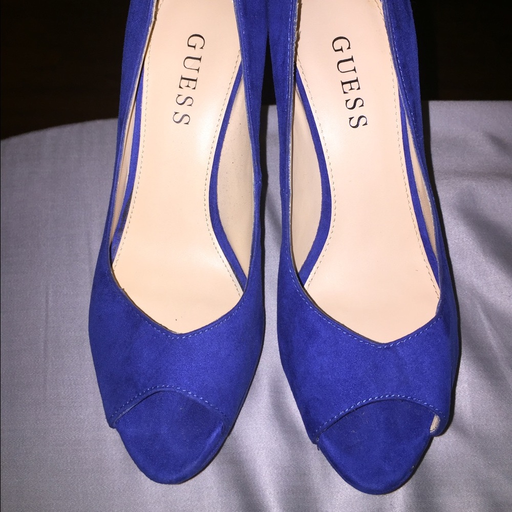 NWOB Size 5.5 Gorgeous blue Guess leather pumps