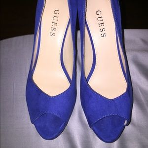 NWOB Size 5.5 Gorgeous blue Guess leather pumps