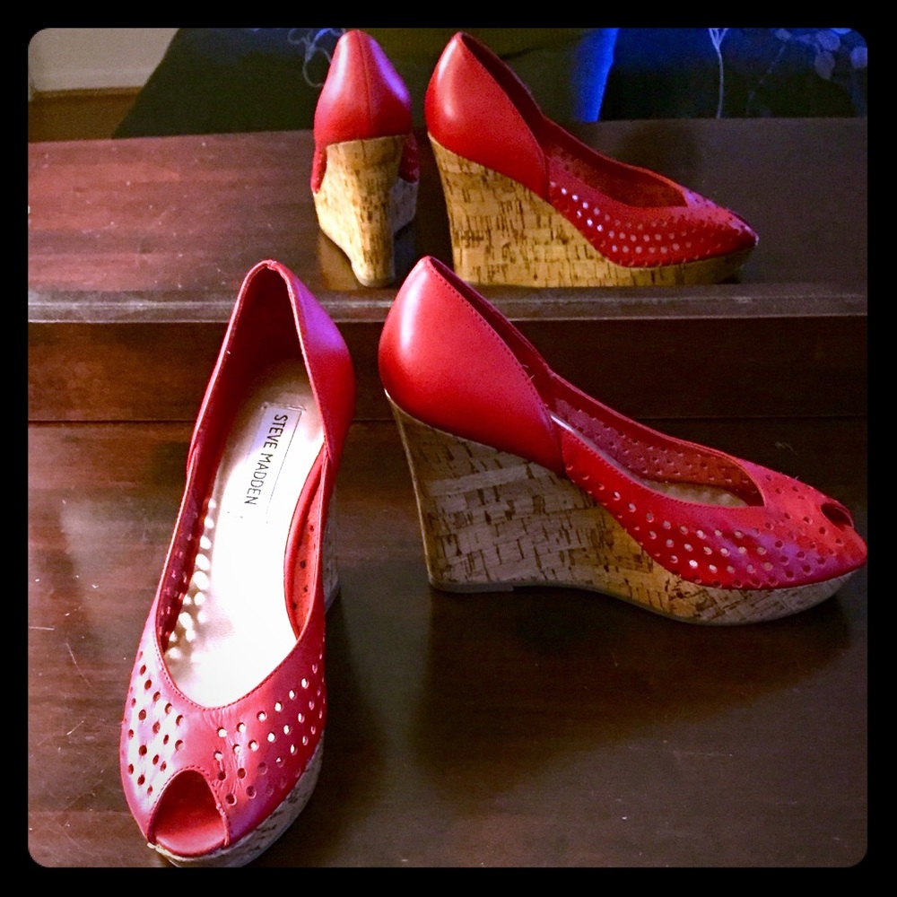 ~SOLD~ NWOB Red leather Steve Madden wedges, 7