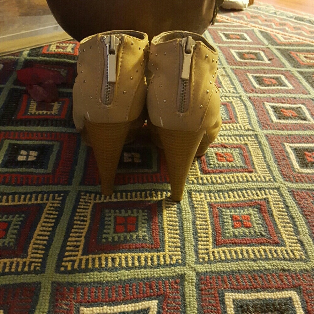 Studed heels - Picture 2 of 3