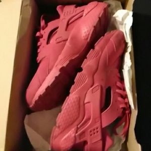 Red nike huarache run sneakers
