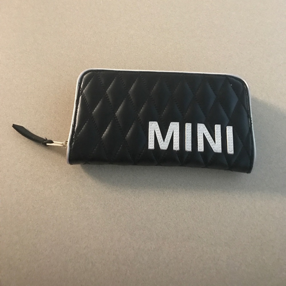 I'm iselling a Mini Cooper wallet