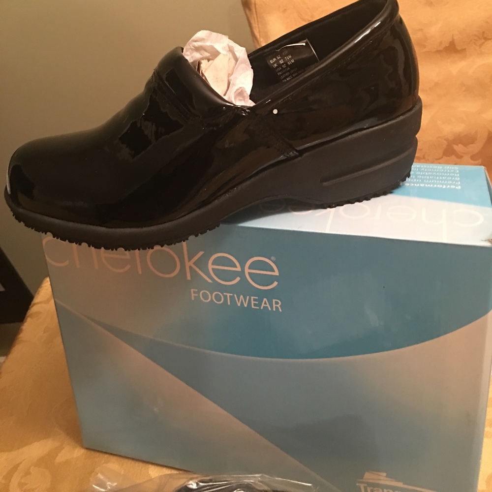 NIB Cherokee Clogs - Picture 2 of 2