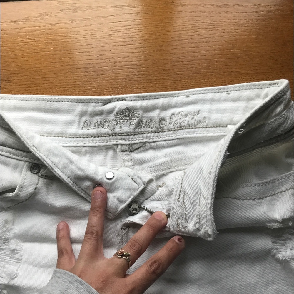 White shorts - Picture 2 of 4