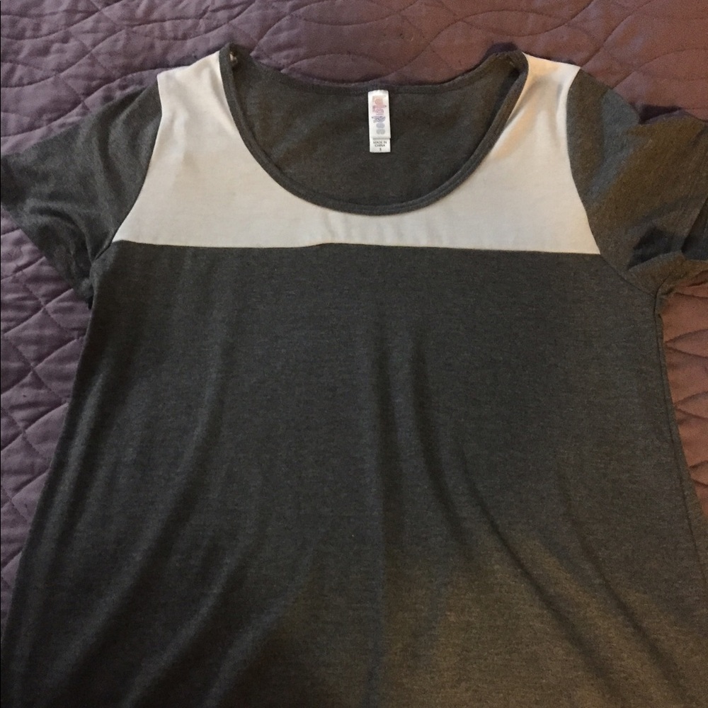 Small Lularoe classic T