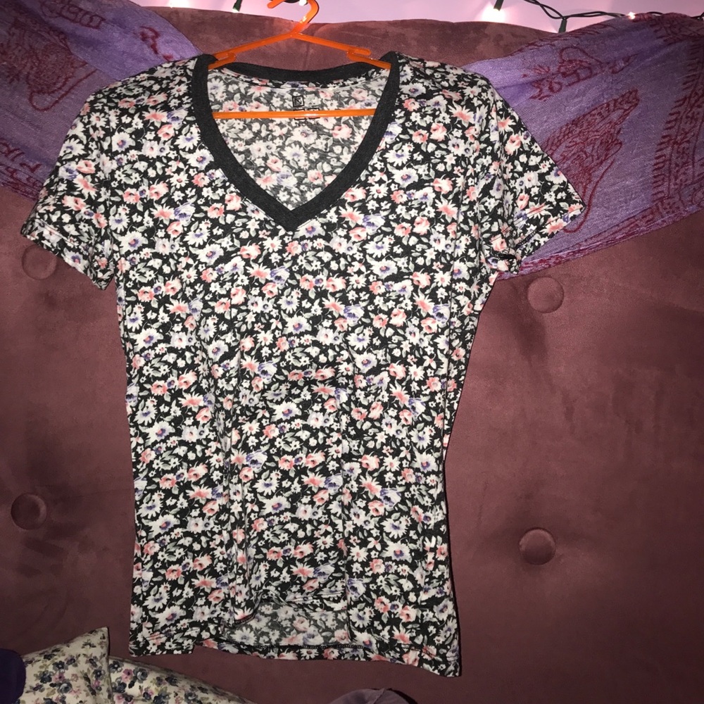 Nollie Short Sleeve V Neck Floral T-Shirt