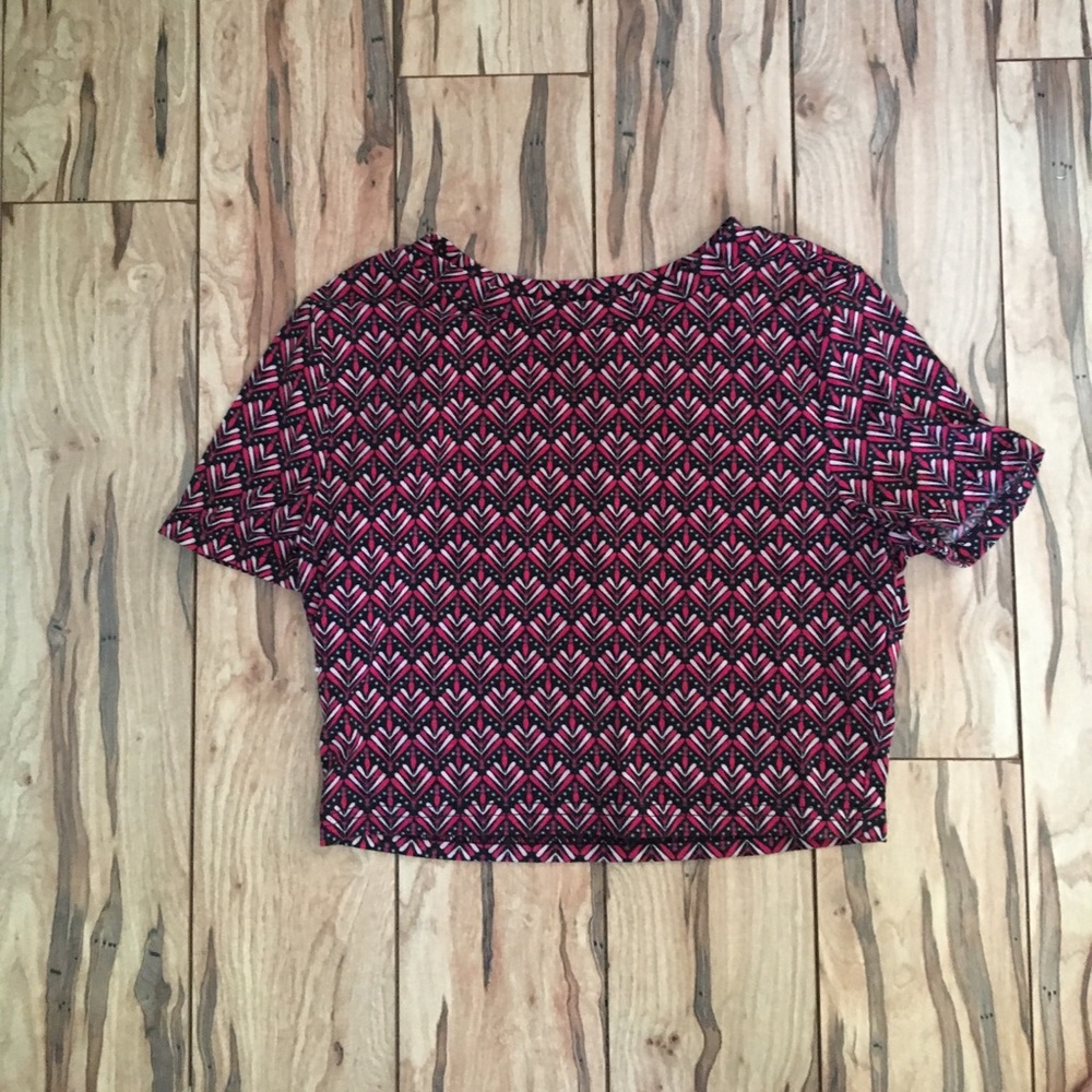 Forever 21 T-shirt/crop top with zig zag pattern!