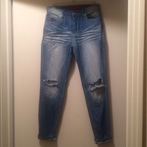 Signature 8 Capri Distressed Jeans