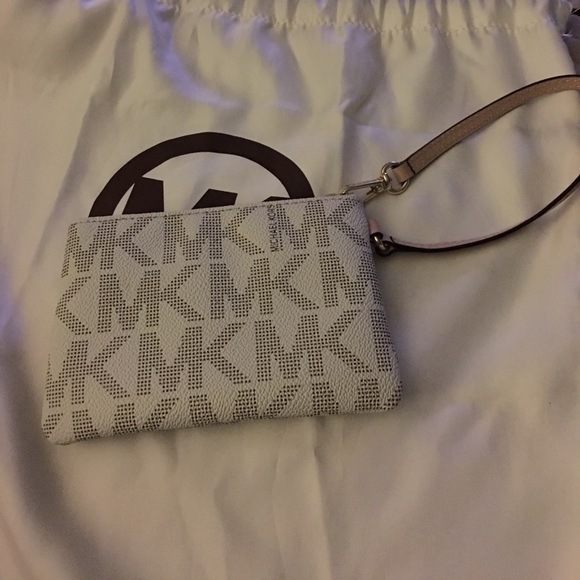 Michael Kors jet set wristlet - Picture 2 of 4