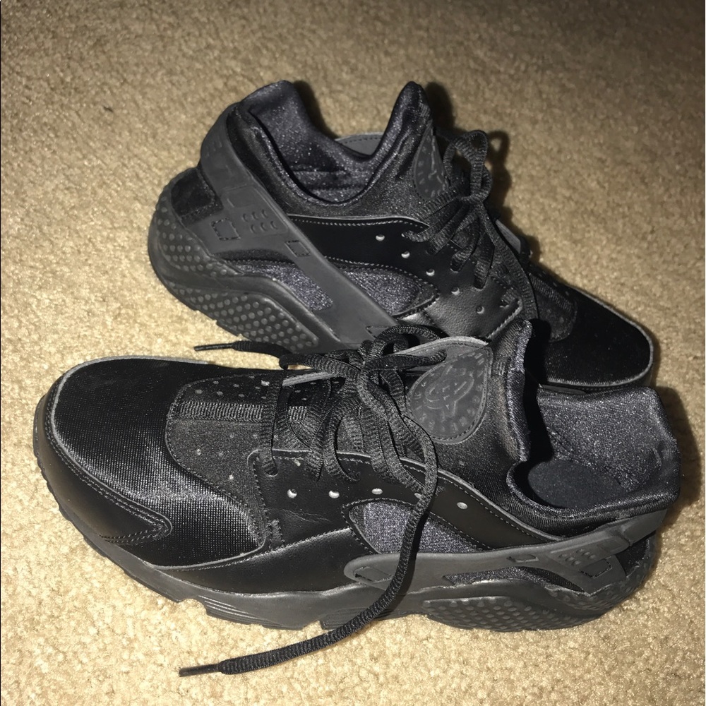 Women's black huaraches