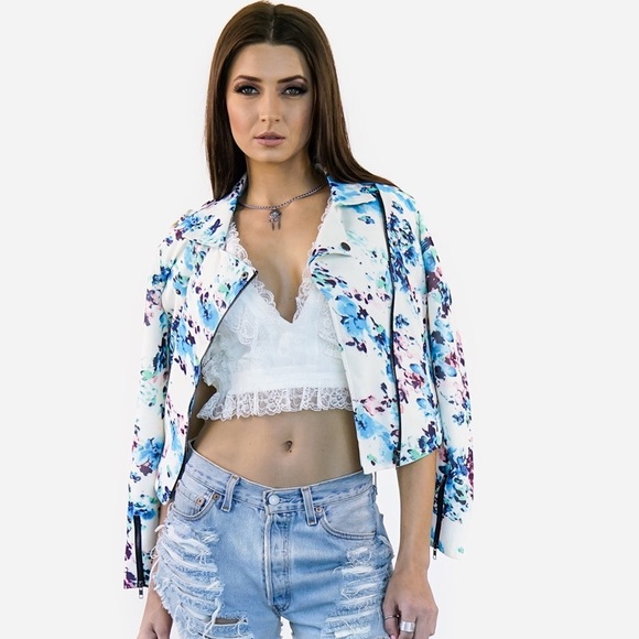 •Sale• White Lace Crop Top - Picture 3 of 7