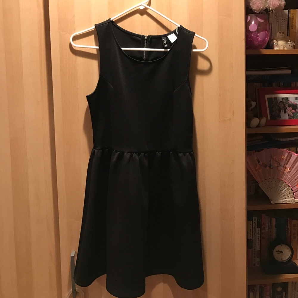 H&M Undivided black skater dress