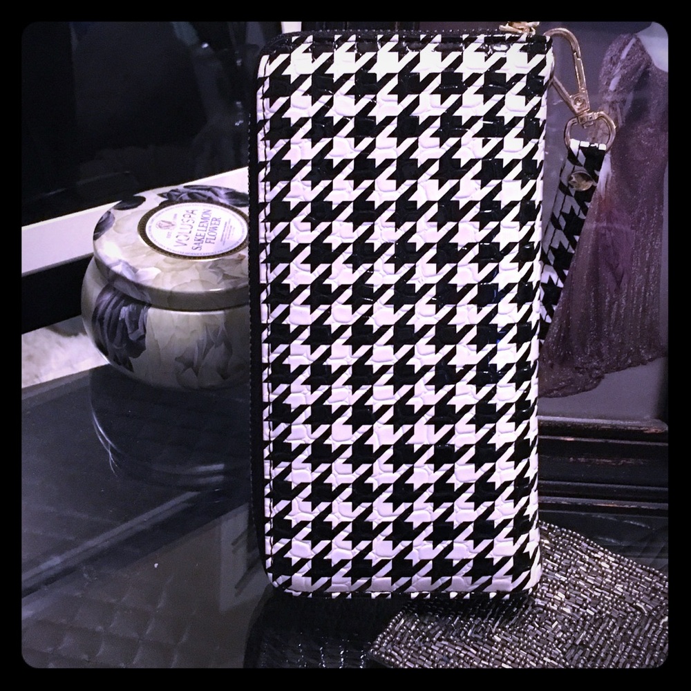 Houndstooth wristlet