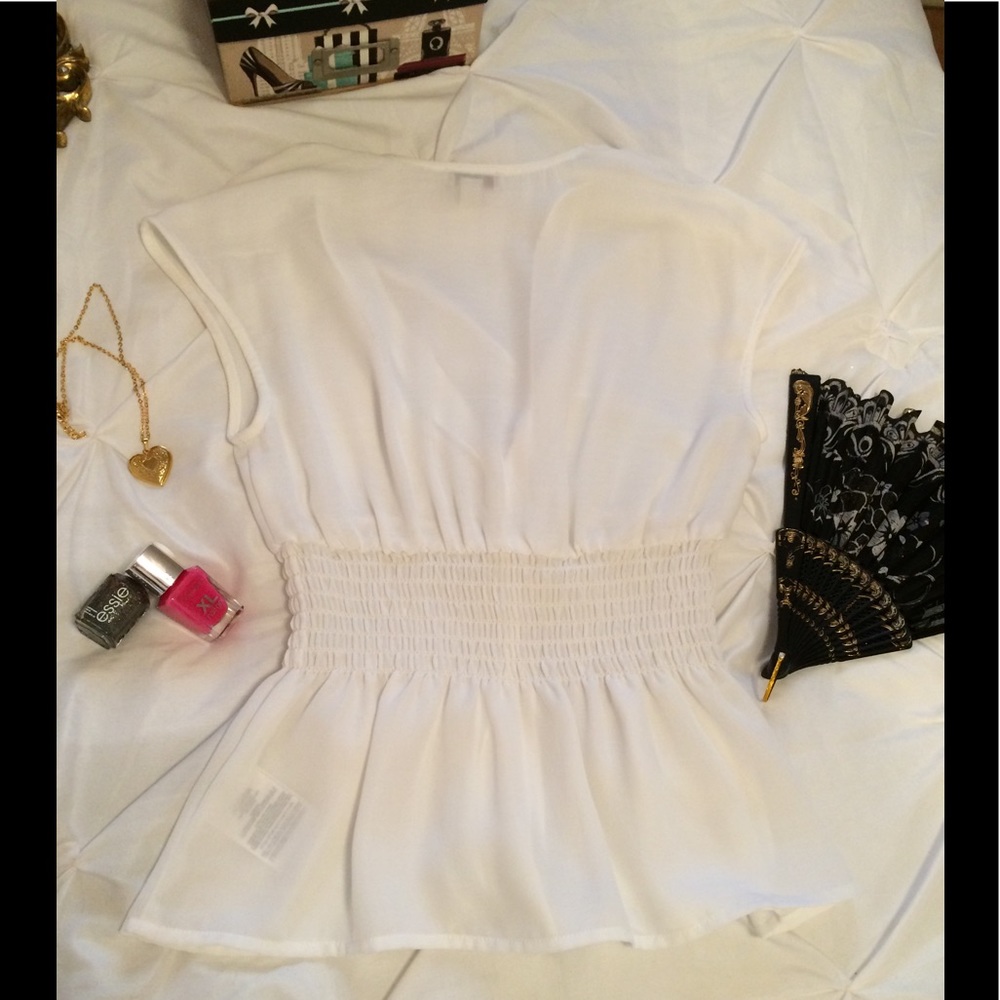 ❗️SOLD❗️Guess White Top - Picture 6 of 6