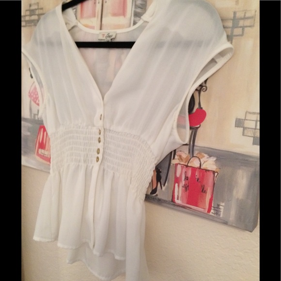 ❗️SOLD❗️Guess White Top - Picture 2 of 6