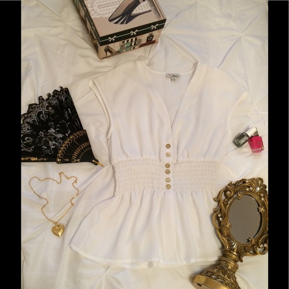 ❗️SOLD❗️Guess White Top - Picture 5 of 6