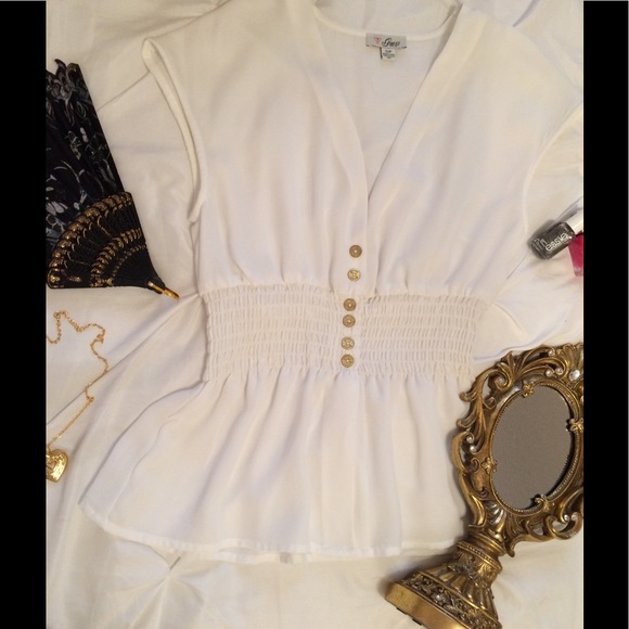 ❗️SOLD❗️Guess White Top - Picture 3 of 6