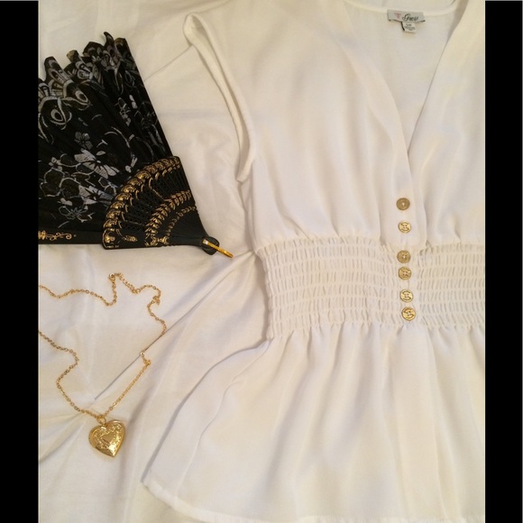 ❗️SOLD❗️Guess White Top - Picture 4 of 6