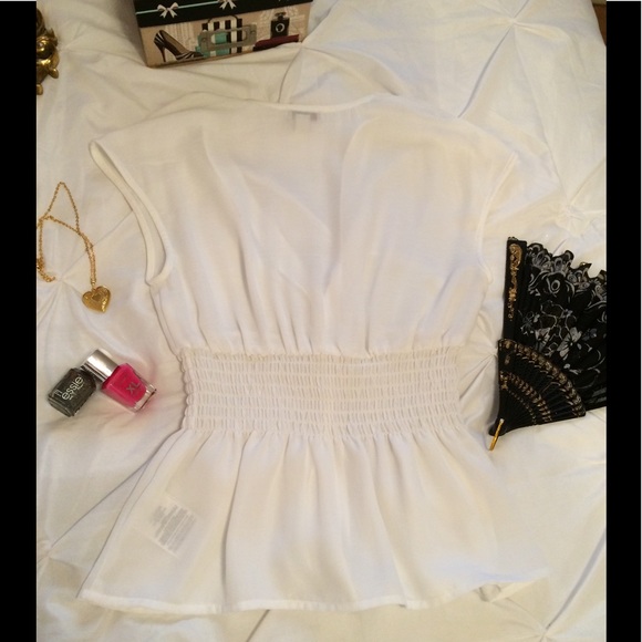 ❗️SOLD❗️Guess White Top - Picture 6 of 6