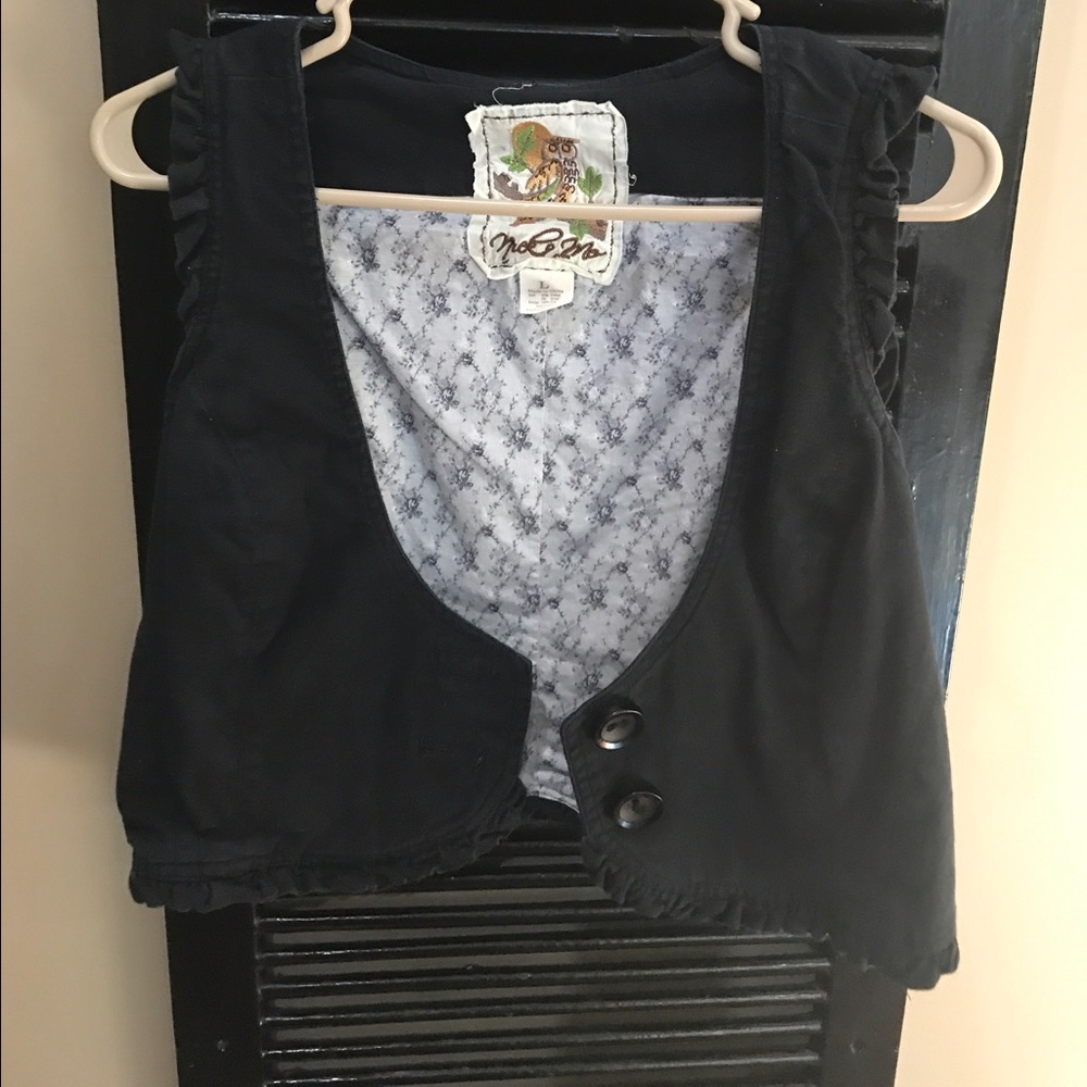 Black crop fitted vest