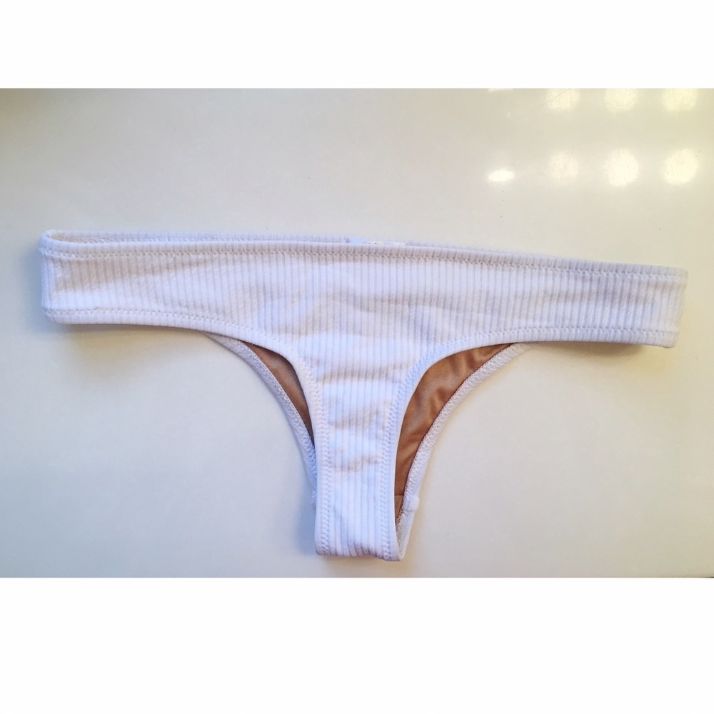 White ribbed cheeky swim bottoms✨