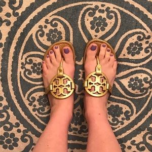 Gold Tory burch flip foot