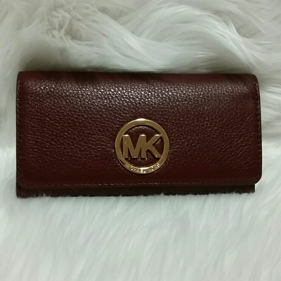***SOLD***Michael Kors Fulton Carryall Wallet - Picture 2 of 8