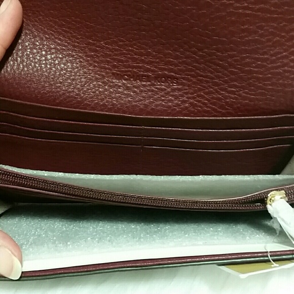 ***SOLD***Michael Kors Fulton Carryall Wallet - Picture 5 of 8