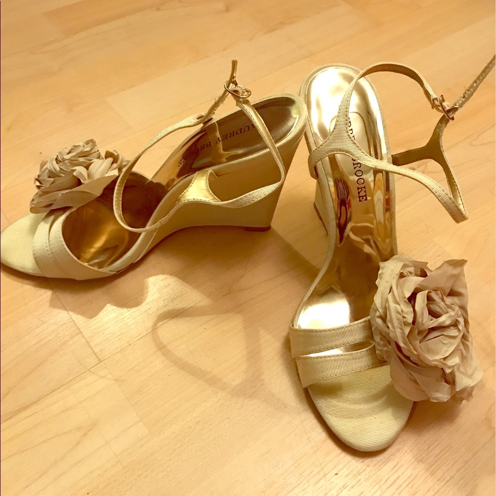 Audrey Brooke Skylar Wedges - ivory