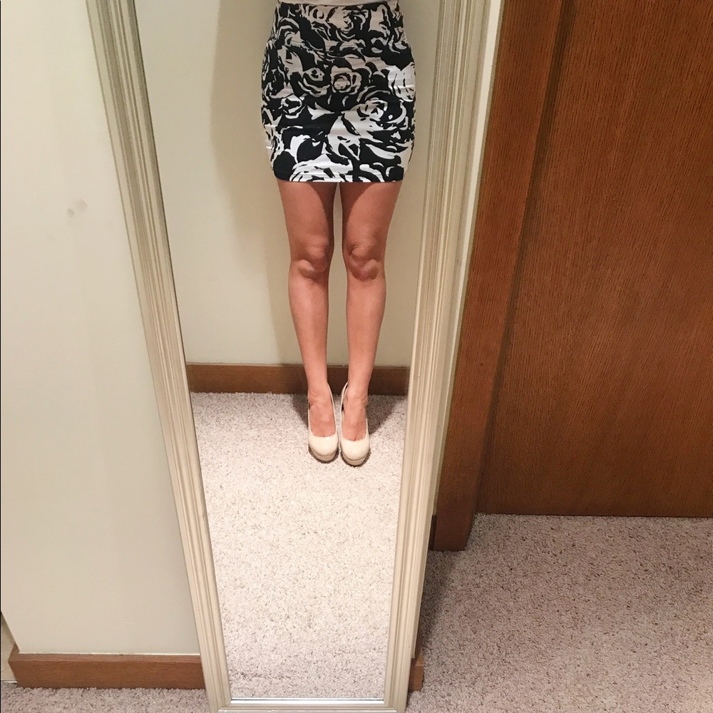 Black and white flower small mini skirt