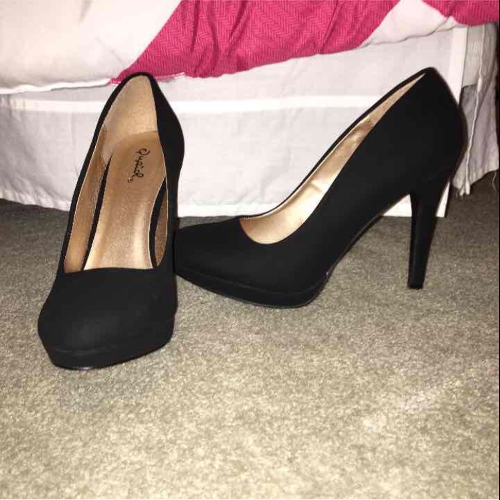 New in box black heels size8