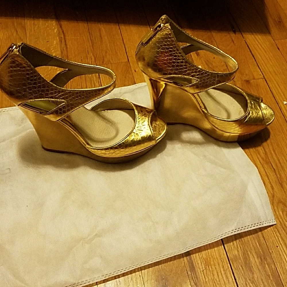 Peep toe metallic gold shoe