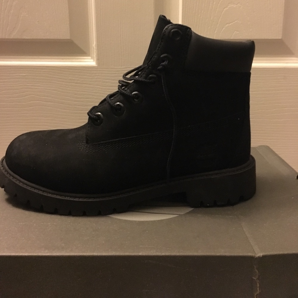 NWOT Women's black Timberland boots