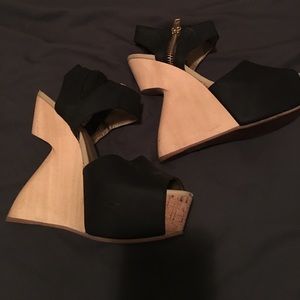 Size 7 1/2 sensor diffusion wood platforms