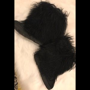 Good condition!Fairly new bearpaw fur black boots.
