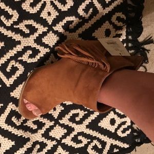 Brown suede like booties with fringe