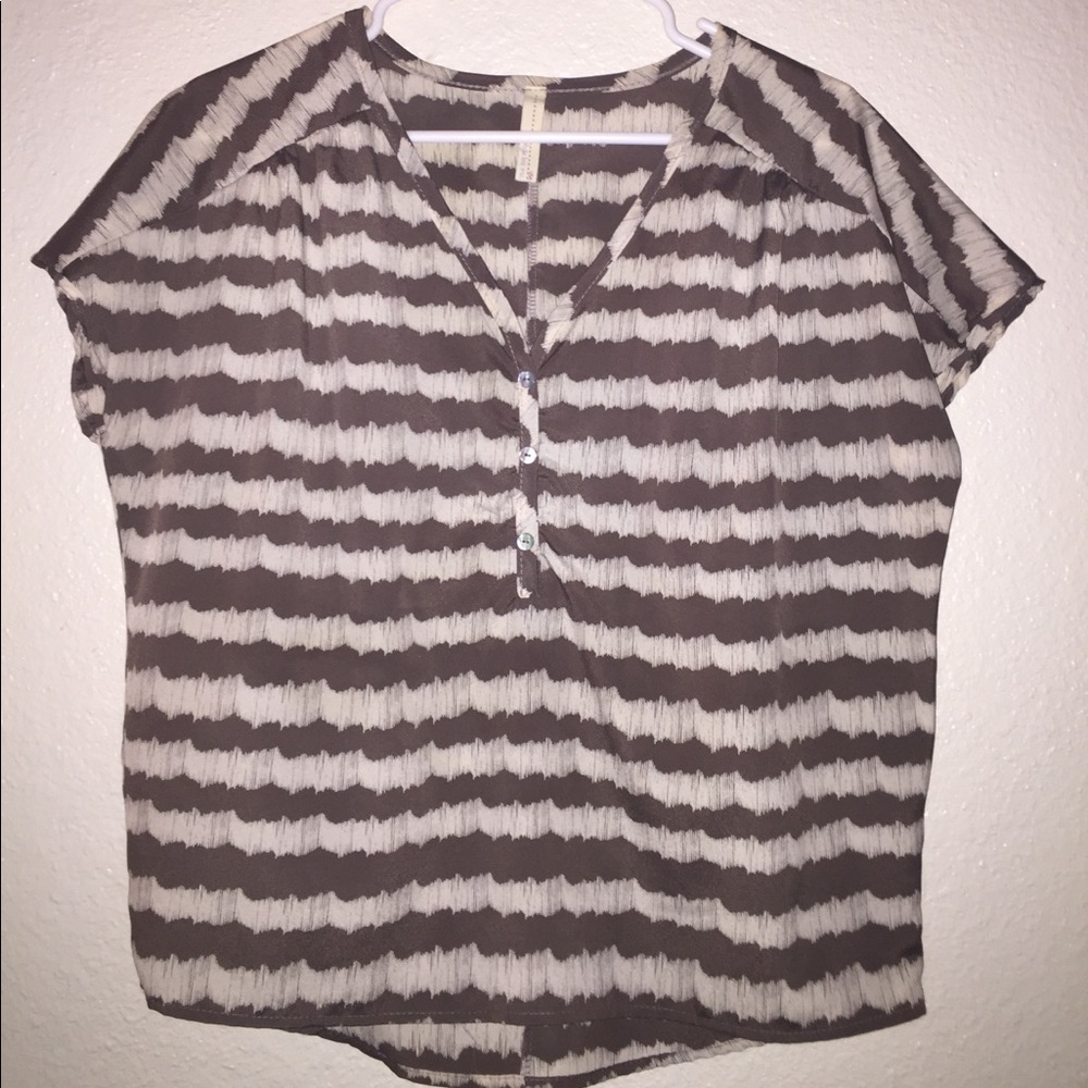 Gorgeous taupe & cream pattern blouse