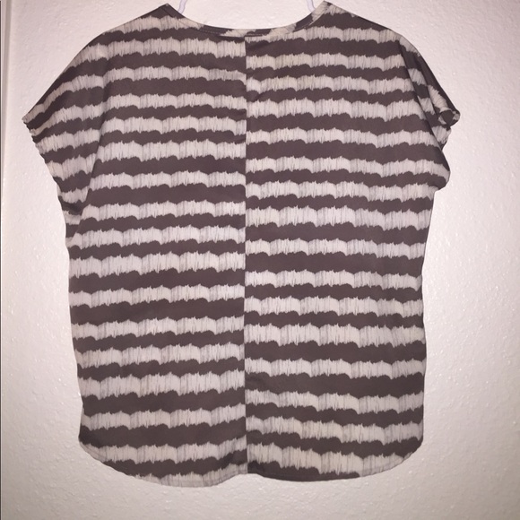 Gorgeous taupe & cream pattern blouse - Picture 2 of 3