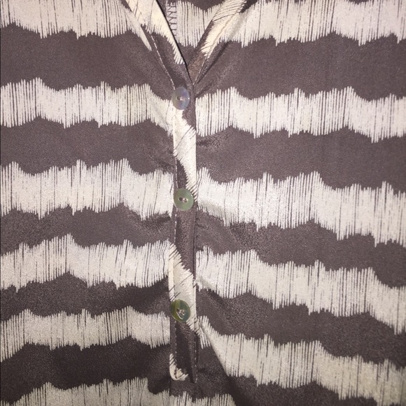 Gorgeous taupe & cream pattern blouse - Picture 3 of 3