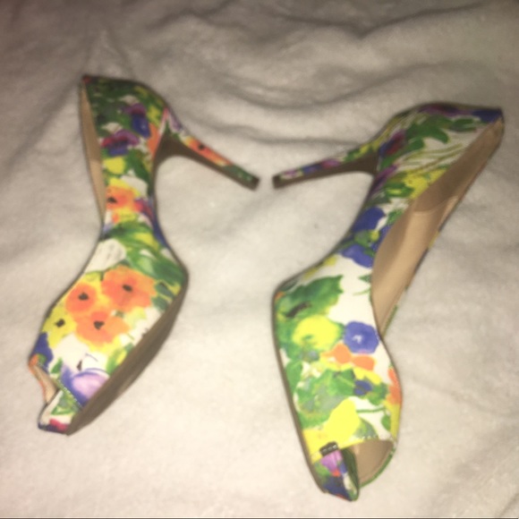 Shoes - Picture 3 of 4